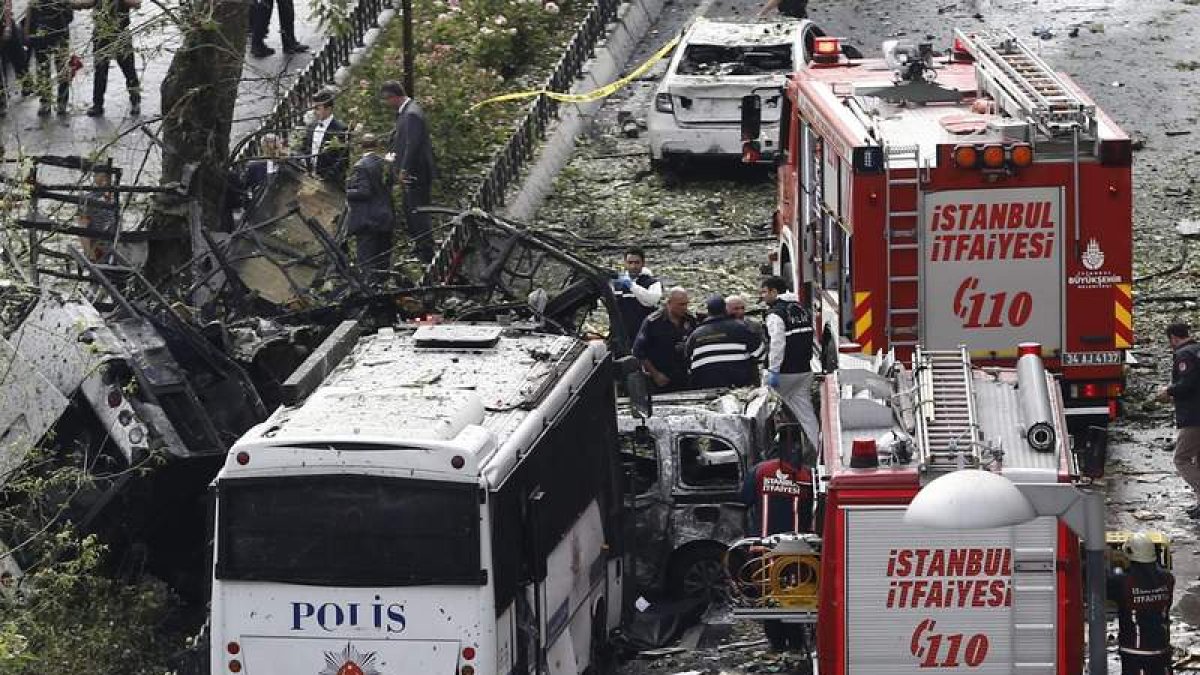 Policías y bomberos inspeccionan el lugar donde se produjo el atentado en Estambul. SEDAT SUNA