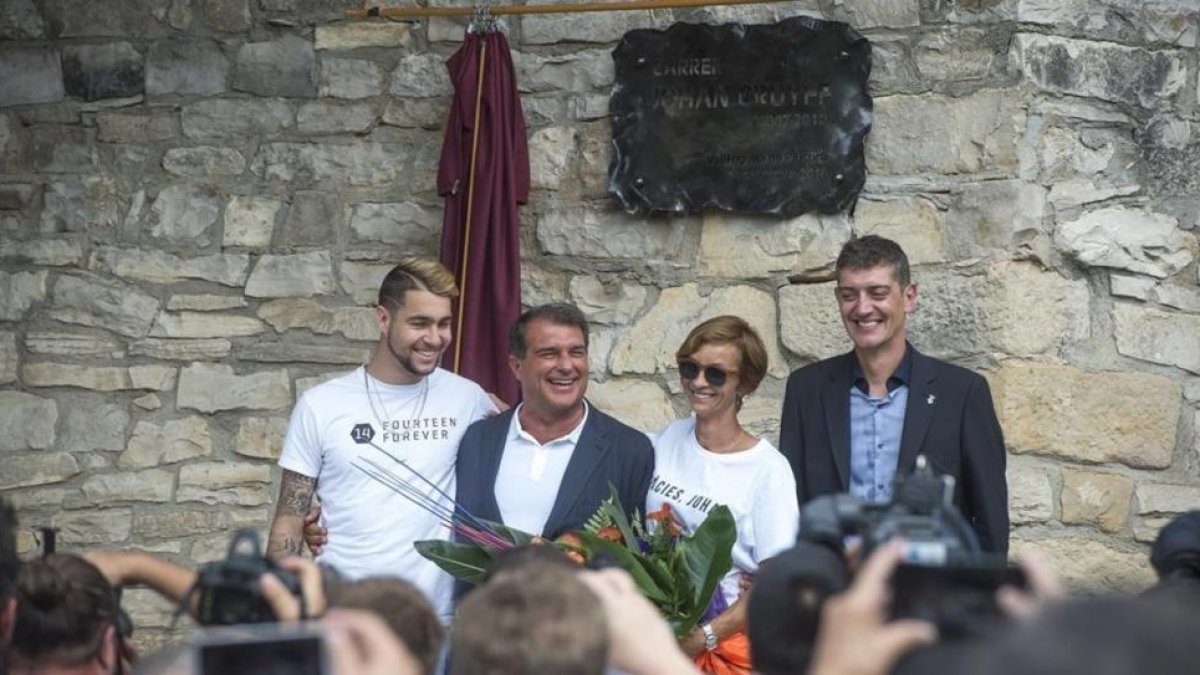 Joshua Angoy, nieto de Cruyff, Joan Laporta, Sushila Cruyff, hija de Johan, y Francesc Llobet, alcalde de Vallfogona de Riucorb.