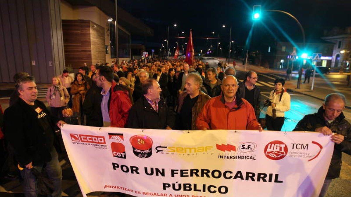 Los manifestantes contra la liberalización del ferrocarril, anoche ante la estación de Renfe.