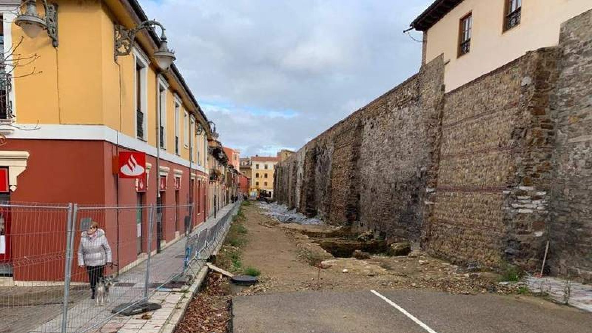 Las máquinas superan ya el codo donde la carretera de Los Cubos se convierte en Carreras. DL
