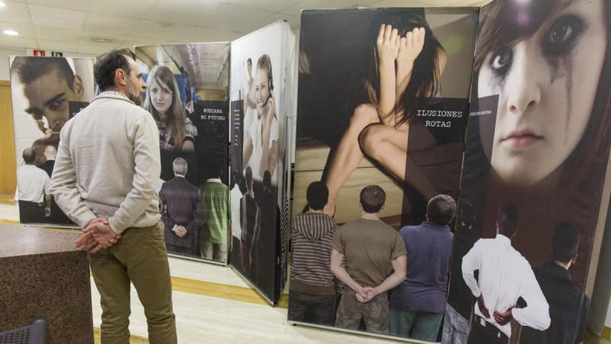 La exposición ‘No seas cómplice’, que denuncia la trata, está en la Biblioteca San Isidoro hasta mañana. FERNANDO OTERO PERANDONES
