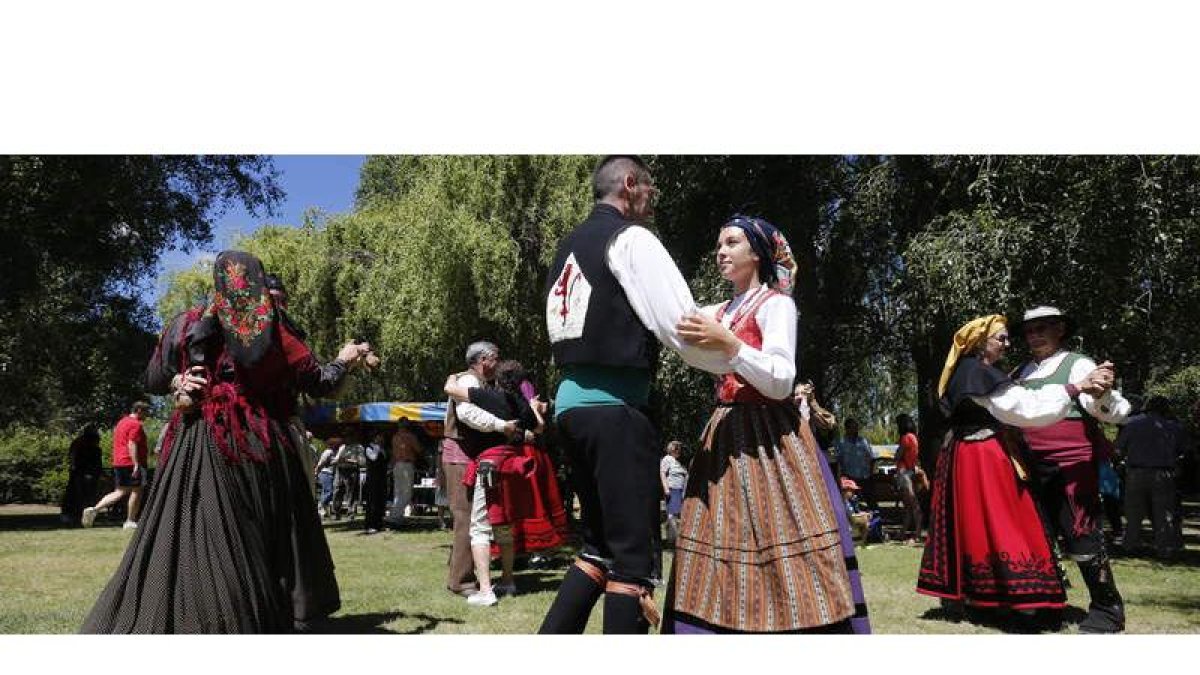 Bailes de León en una jornada campestre en La Candamia con la participación de elementos tradicionales a modo de romería.