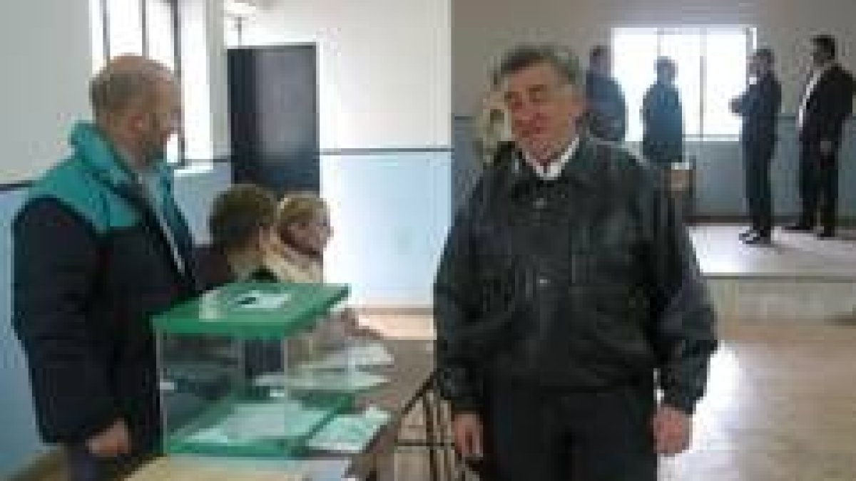El nuevo pedáneo leonesista de Valdealiso, Audelino González, justo después de haber votado ayer