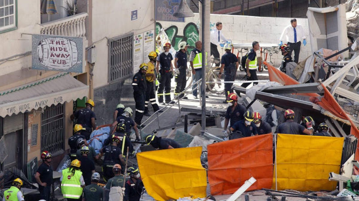 Los equipos de rescate sacan uno de los cadáveres localizados entre los escombros. RAMÓN DE LA ROCHA