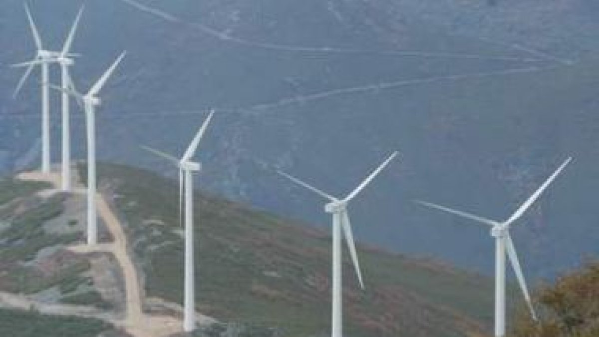 En la imagen, el parque eólico situado en las montañas de El Redondal.