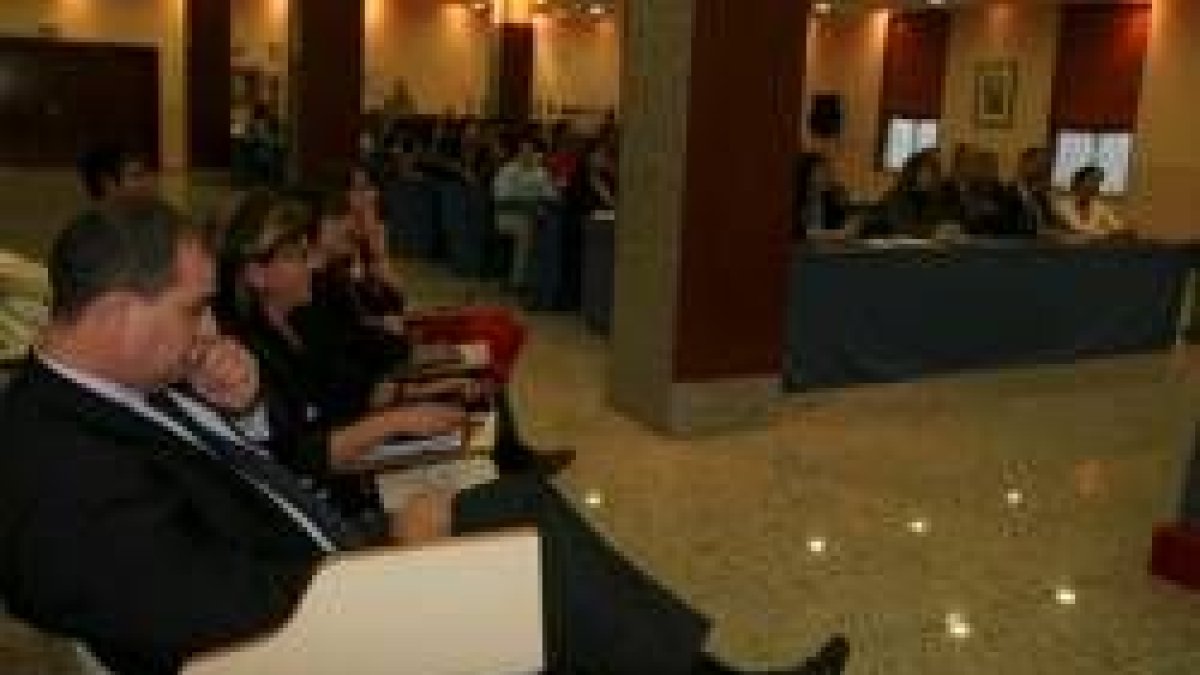 Juan Hunt y varios representantes de UGT durante el acto de bienvenida del Foro de Igualdad