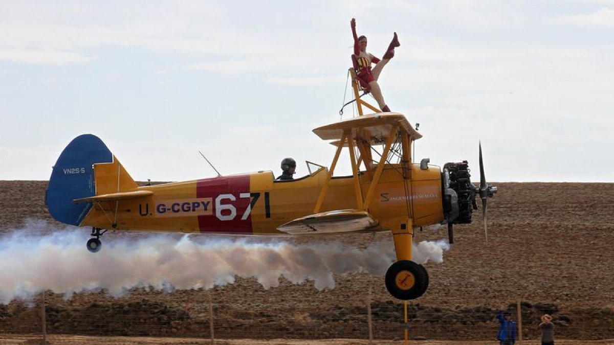Ainhoa Sánchez, la única acróbata aérea de España ayer en su exhibición de ayer en Pajares de los Oteros