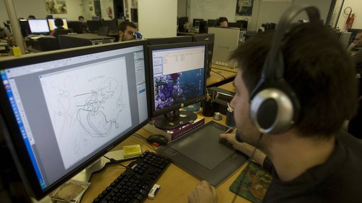 Un trabajador de una empresa que se dedica a la creación de videojuegos.