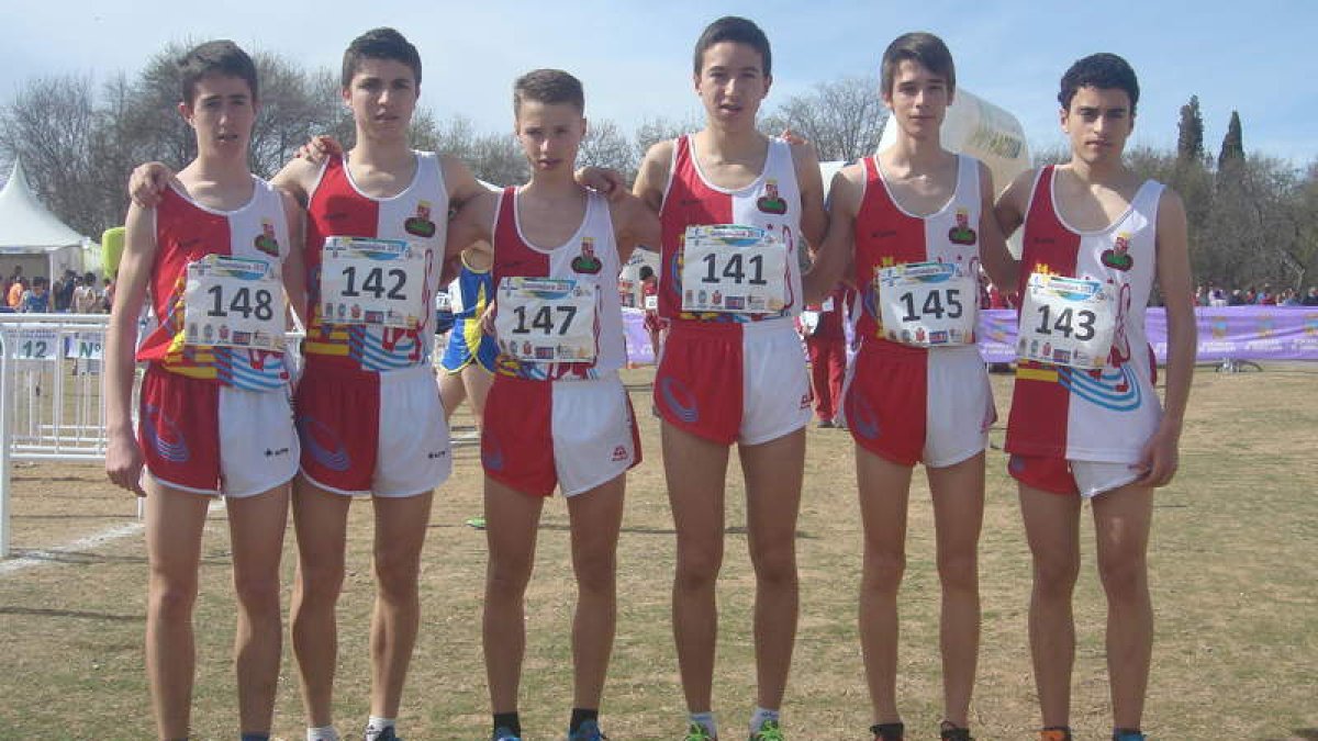 Alegre, tercero por la derecha, bronce con Castilla y León.