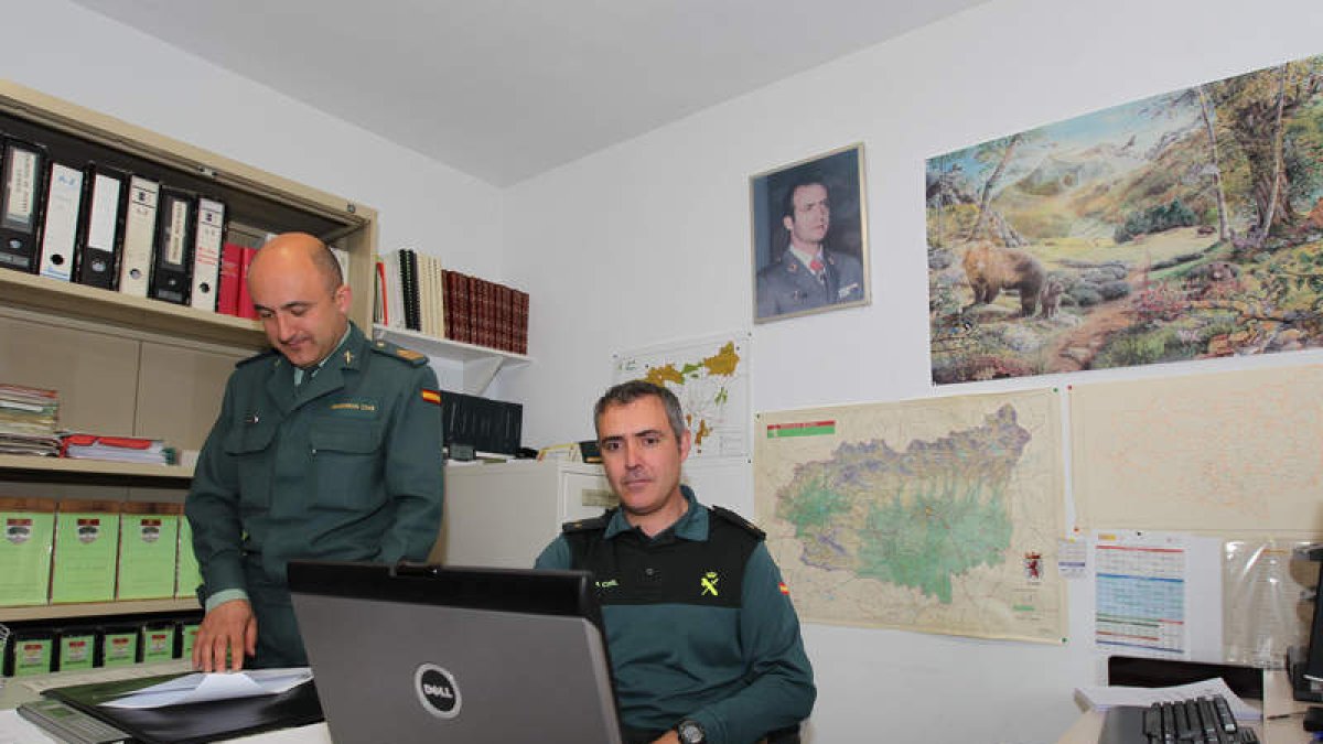 El jefe del Seprona, Roberto Fernández, a la derecha, junto al responsable técnico del servicio.