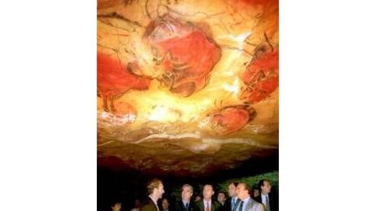 Imagen de una de las últimas visitas realizadas a las cuevas