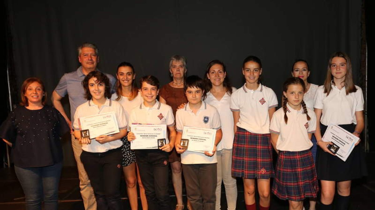 Imagen de familia de los ganadores con sus diplomas. DL