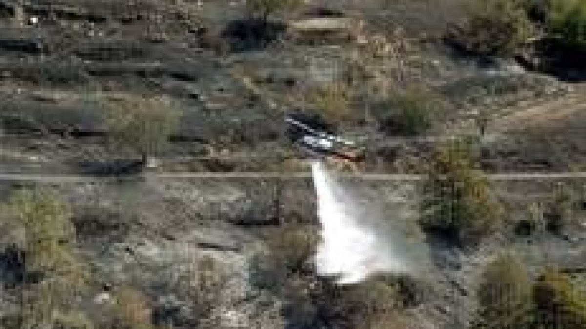 Un helicóptero trabaja en las labores de extinción en Sierra Nevada