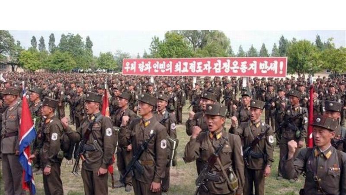 Soldados norcoreanos reunidos en un lugar sin determinar para conmemorar el 60 aniversario del fin de la guerra de Corea, este lunes.