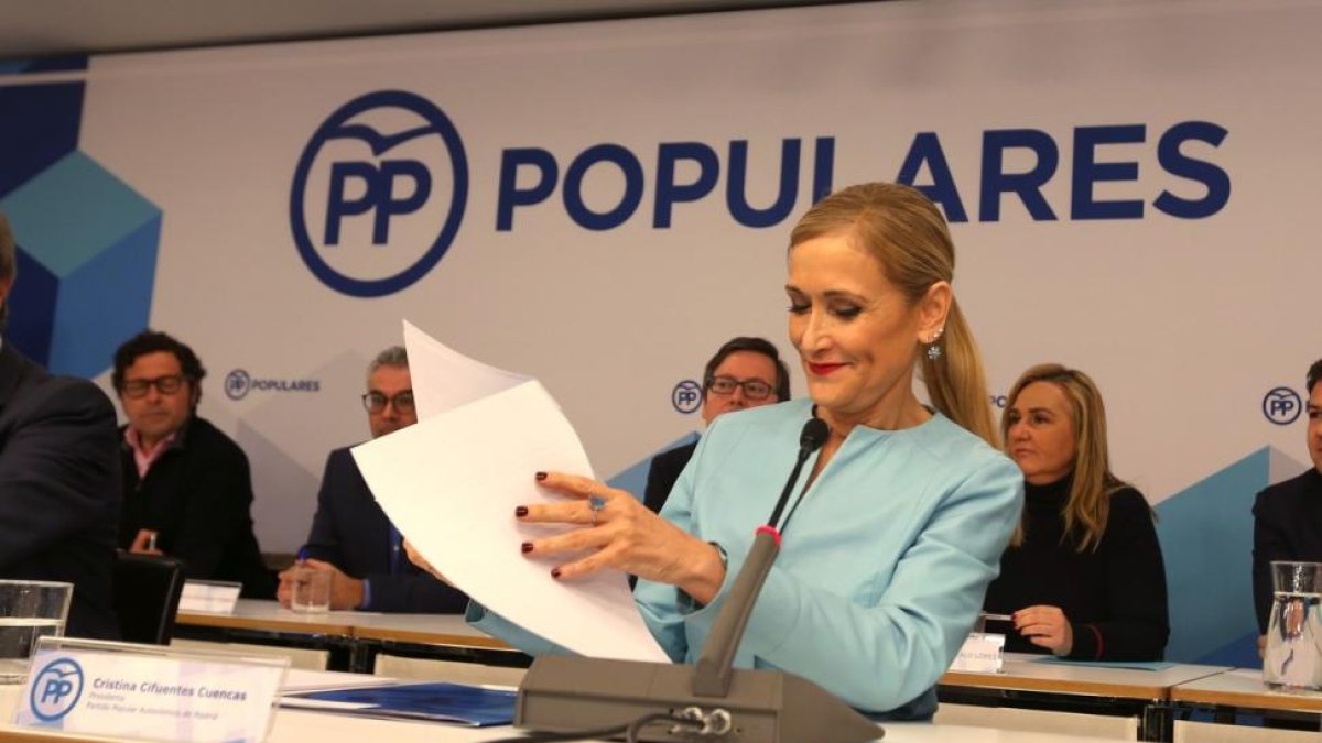 La presidenta de la Comunidad de Madrid, Cristina Cifuentes, preside la reunión del PP de Madrid.