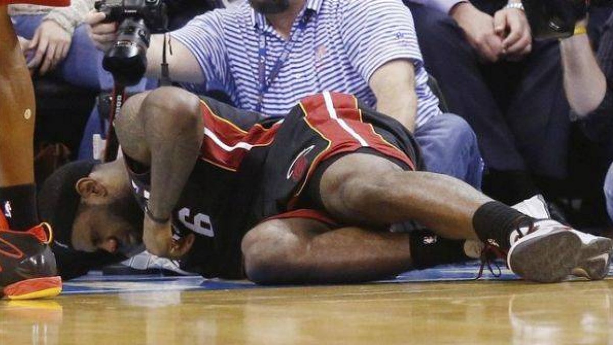 Lebron James se duele del golpe de Ibaka en la nariz, que le hizo sangrar y marcharse al vestuario.