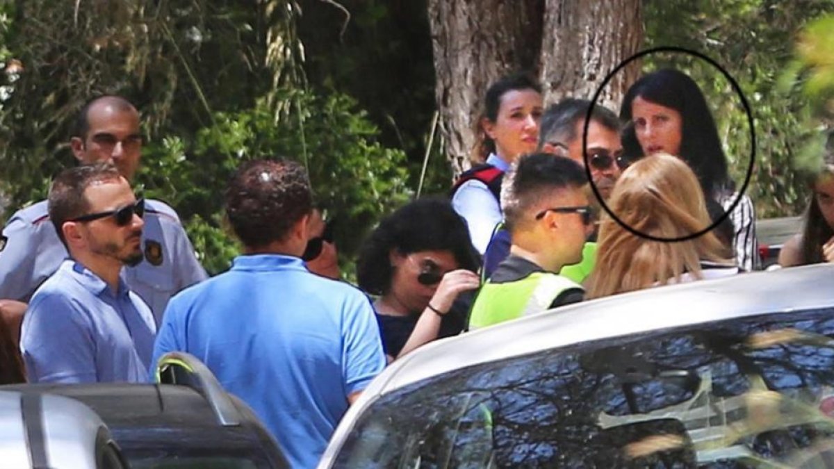 En la foto la acusada, Rosa Peral, a la derecha de la imagen, con melena negra y la mano en la boca, en el camino donde se encontro el cadáver calcinado dentro de un coche durante la reconstrucción del crimen.