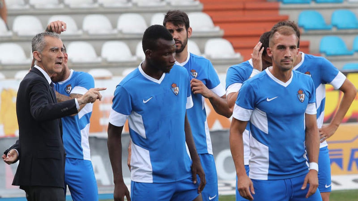 El entrenador de la SD Ponferradina, Carlos Terrazas, está seguro de que el partido de hoy le vendrá bien a su equipo tras la derrota en Guijuelo. L. DE LA MATA