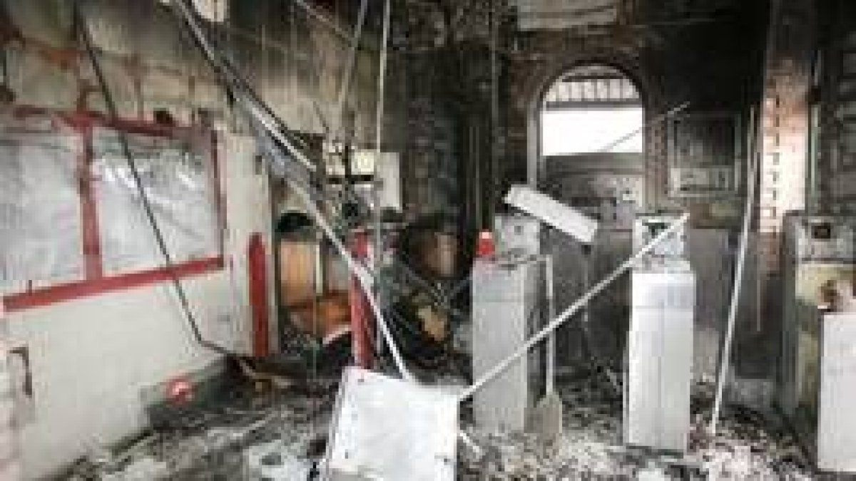 El fuego destrozó el interior de la estación y llegó hasta el tejado, que deberá ser restaurado