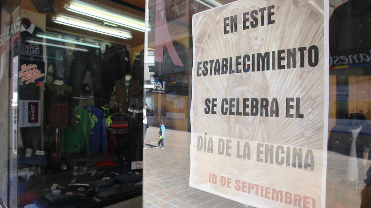 Uno de los carteles que exhiben los escaparates de las tiendas de la céntrica calle del Cristo.