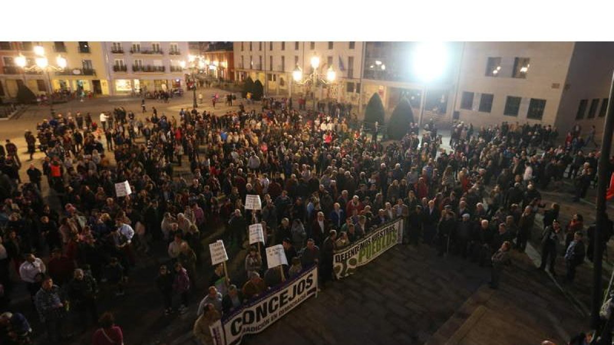 La concentración estuvo encabeza por el equipo de gobierno, la Junta Vecinal de Toral y diversos colectivos vecinales.