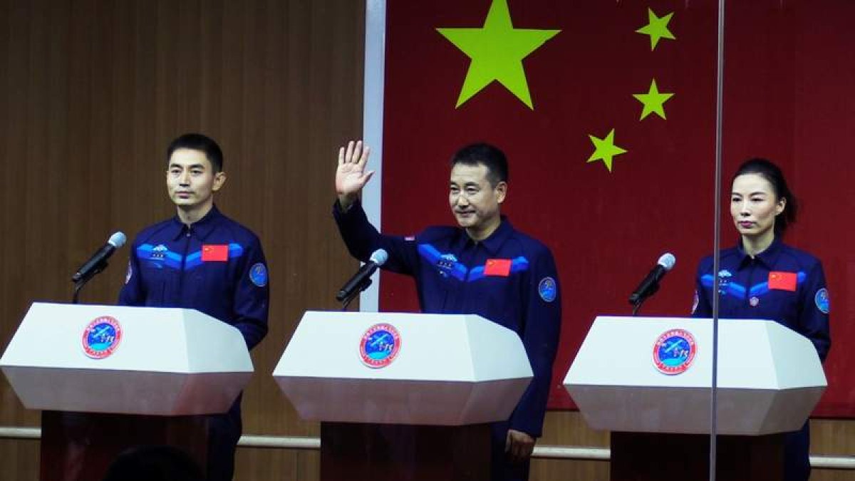 Los tres tripulantes de la nave que viajará a la estación internacional china. ÁLVARO ALFARO