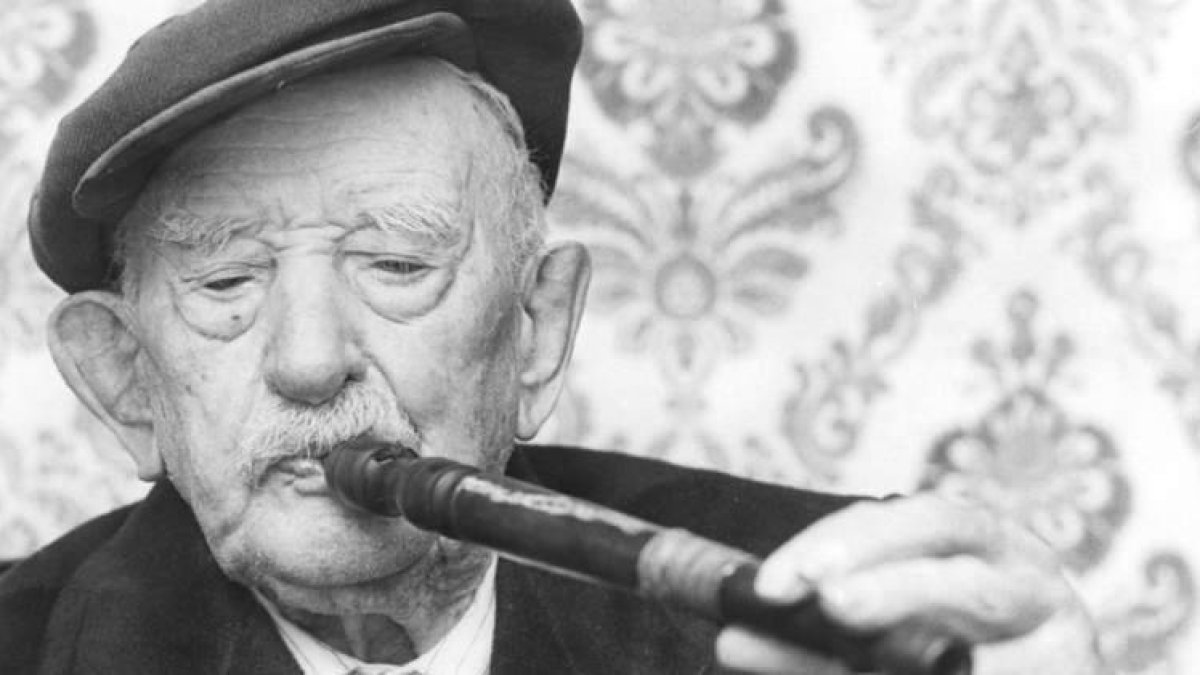 El emblemático Aquilino Pastor, tamboritero que alcanzó los 102 años de vida.
