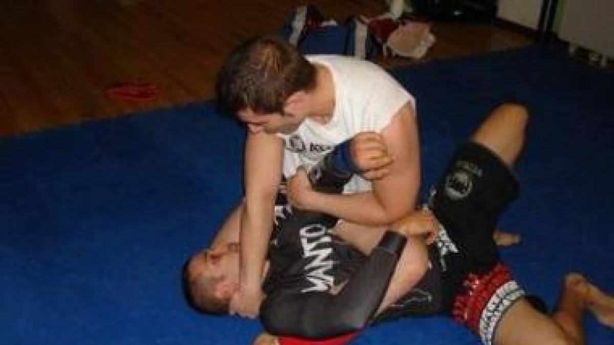 Dos hombres practicando grappling