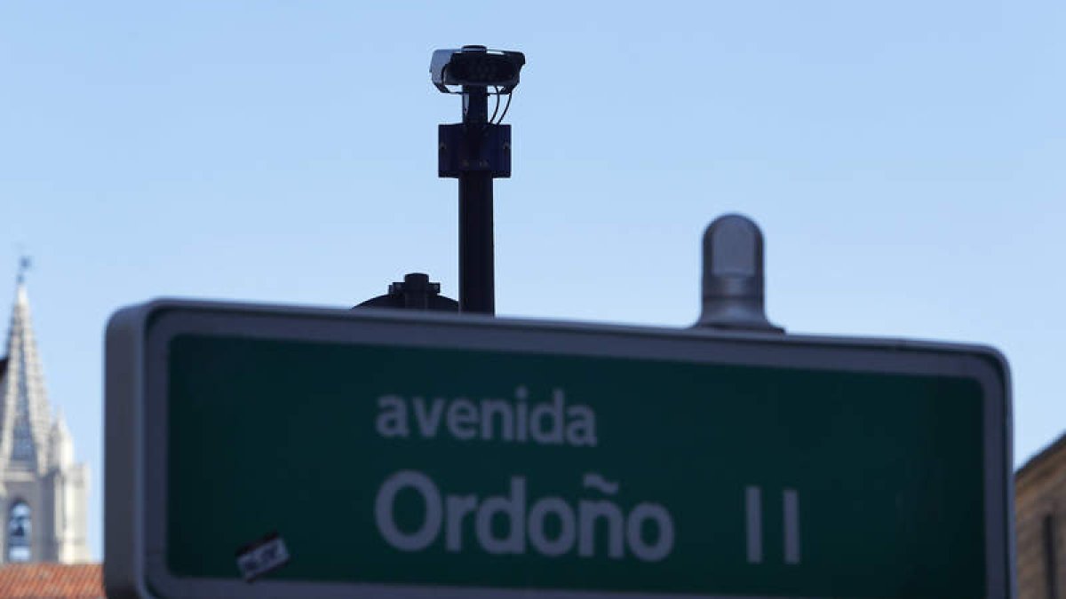 Las cámaras de vigilancia ya están colocadas en las diferentes entradas. JESÚS F. SALVADORES