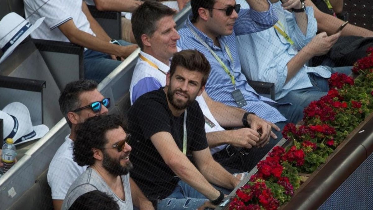 Piqué, en la grada de la pista Manolo Santana de la Caja Mágica de Madrid. /