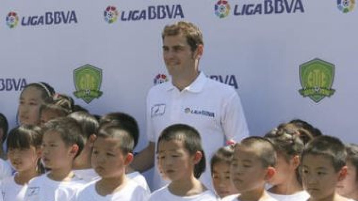 El meta Iker Casillas rodeado de niños en el campus de fútbol al que asistió en China.