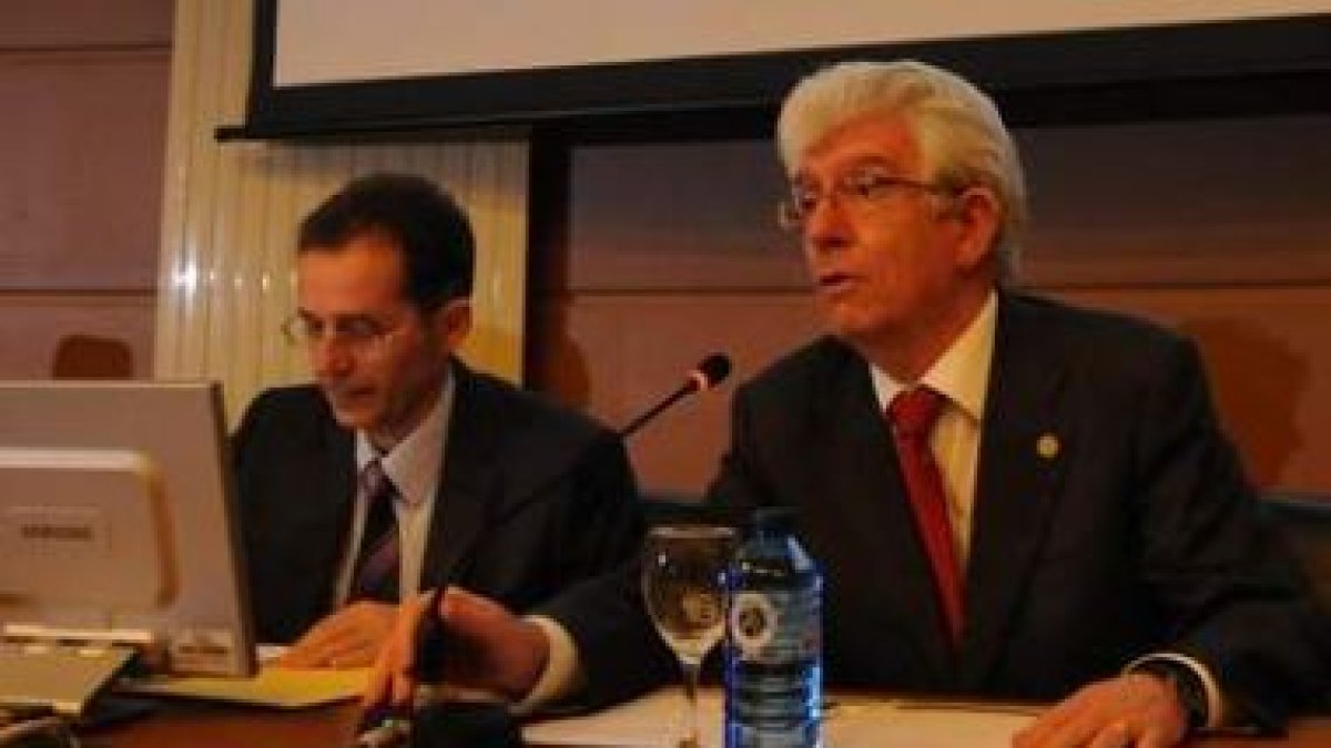 El director de la Escuela y José Ángel Hermida, en un momento de la fiesta.