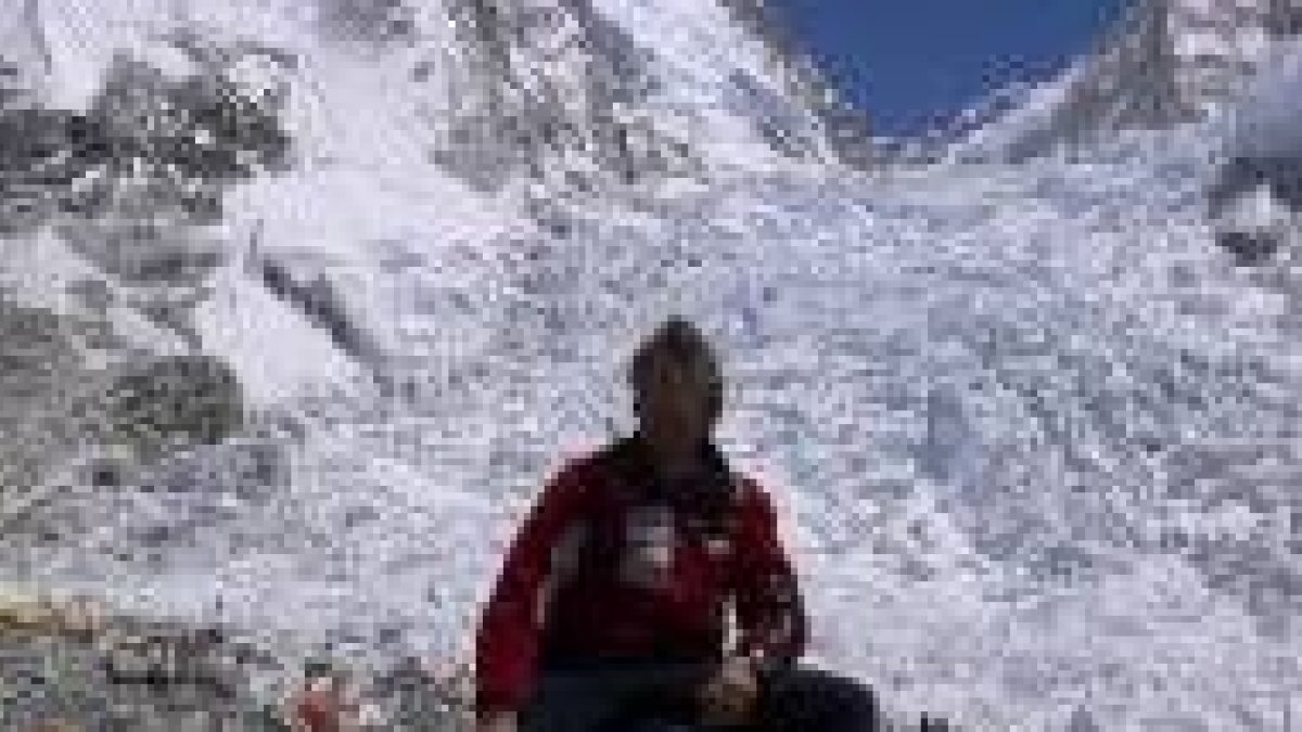 El leonés Jesús Calleja, en el campo base, frente a la gigantesca lengua de nieve y hielo del Khumbu
