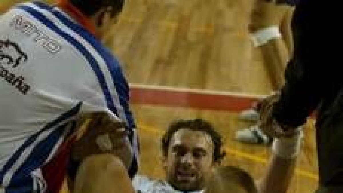 Vatne se duele de un golpe en un partido frente al Altea en el 2002