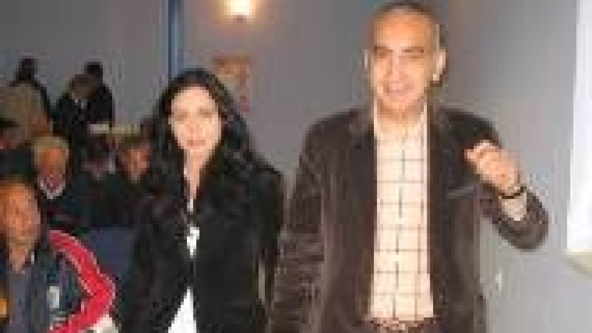 El líder del PAL, De Francisco, con la candidata Alicia Gallego, a su llegada a Santa María