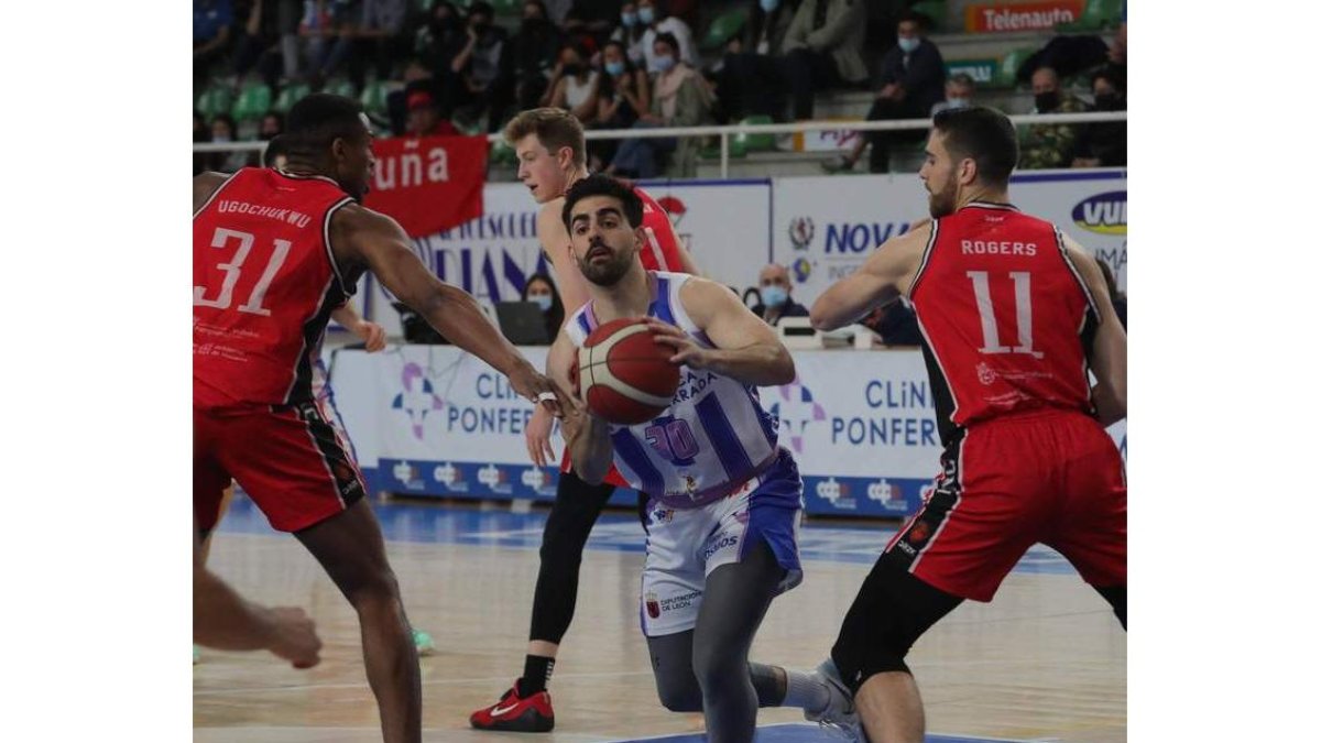 Clínica Ponferrada luchó hasta el final frente al Navarra. ANA F. BARREDO