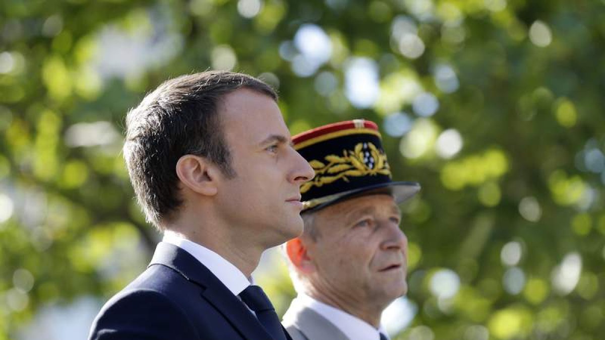 Macron y el general De Villiers durante el desfile de la fiesta nacional francesa del día 14. E. LAURENT