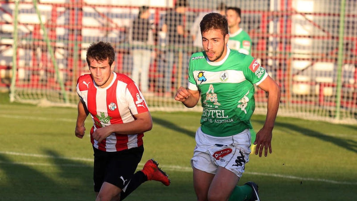 Cristian, a la derecha, volverá a ser el comodín de Tornadijo en la defensa maragata