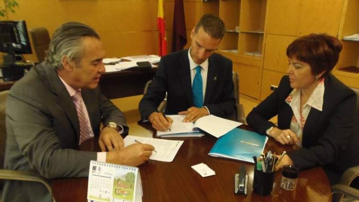 Rajoy, junto al representante de Cajamar y la secretaria.