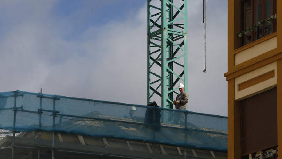 Varias personas trabajan en una obra. FERNANOD OTERO