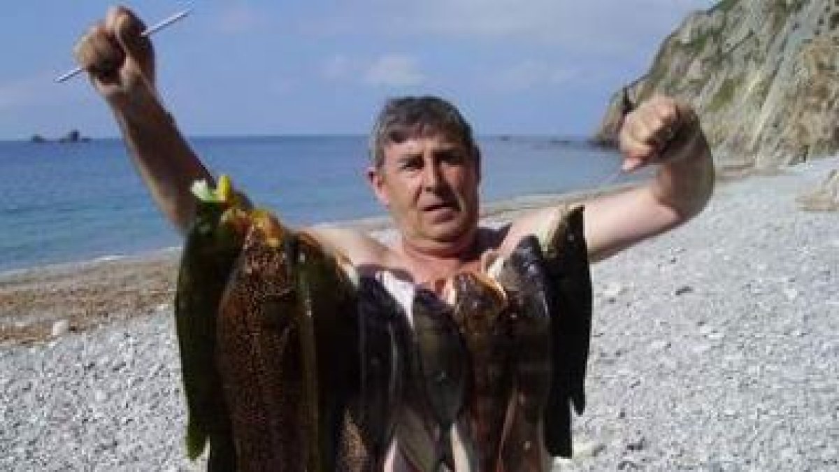 El campeón individual de Castilla y León posa junto a las piezas recién capturadas.