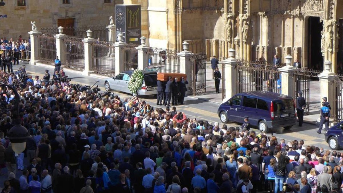 Llegada del féretro de Isabel Carrasco a la Catedral