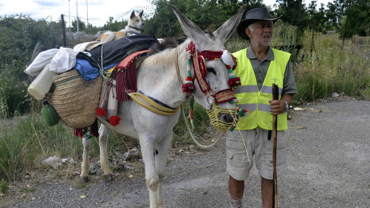 Pepe Villanueva, con su burro ‘Pajarito’ y su perra ‘Chispa’, ayer, en las afueras de la capital leonesa.