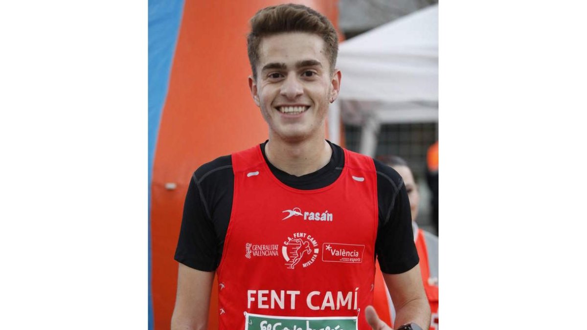 Miguel Caminero celebra su triunfo en la San Silvestre de León. MARCIANO PÉREZ