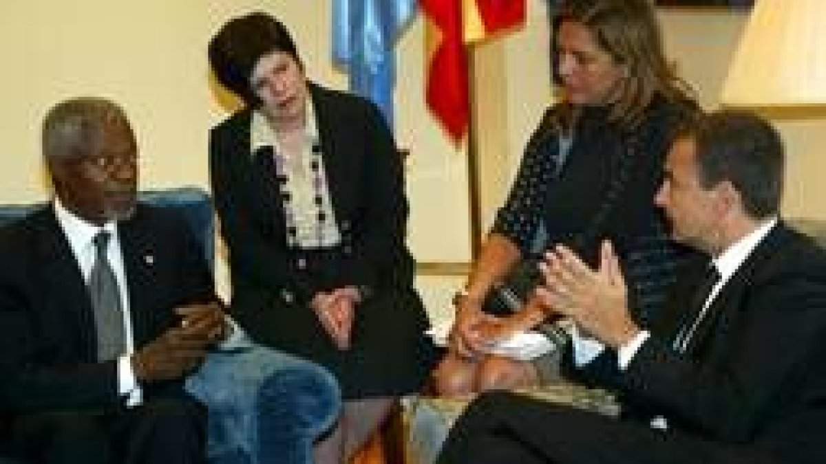 Kofi Annan y José Luis Rodríguez Zapatero, durante la entrevista que mantuvieron ayer
