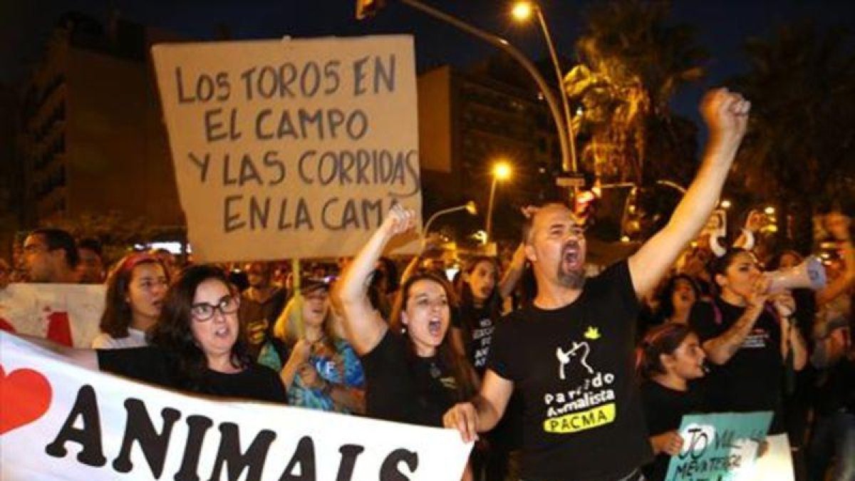 Manifestación ante la plaza de toros Monumental de Barcelona contra un posible regreso de las corridas, ayer.