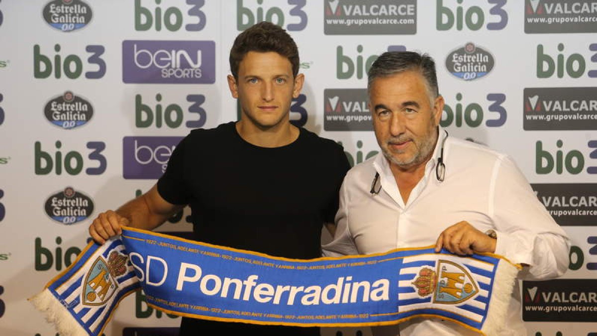 Miguel Núñez, en su presentación con la Deportiva junto a José Fernández Nieto. L. DE LA MATA