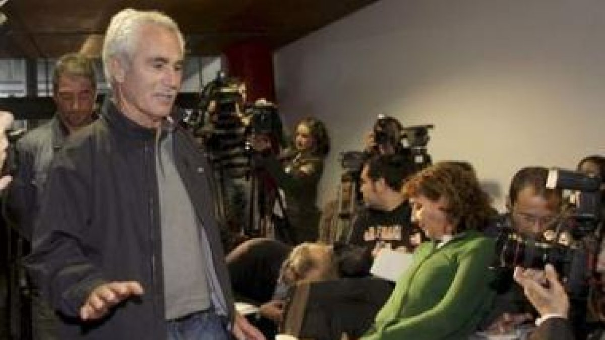 El patrón del atunero, Ricardo Blach, seguido por el marinero José Carlos Neira.