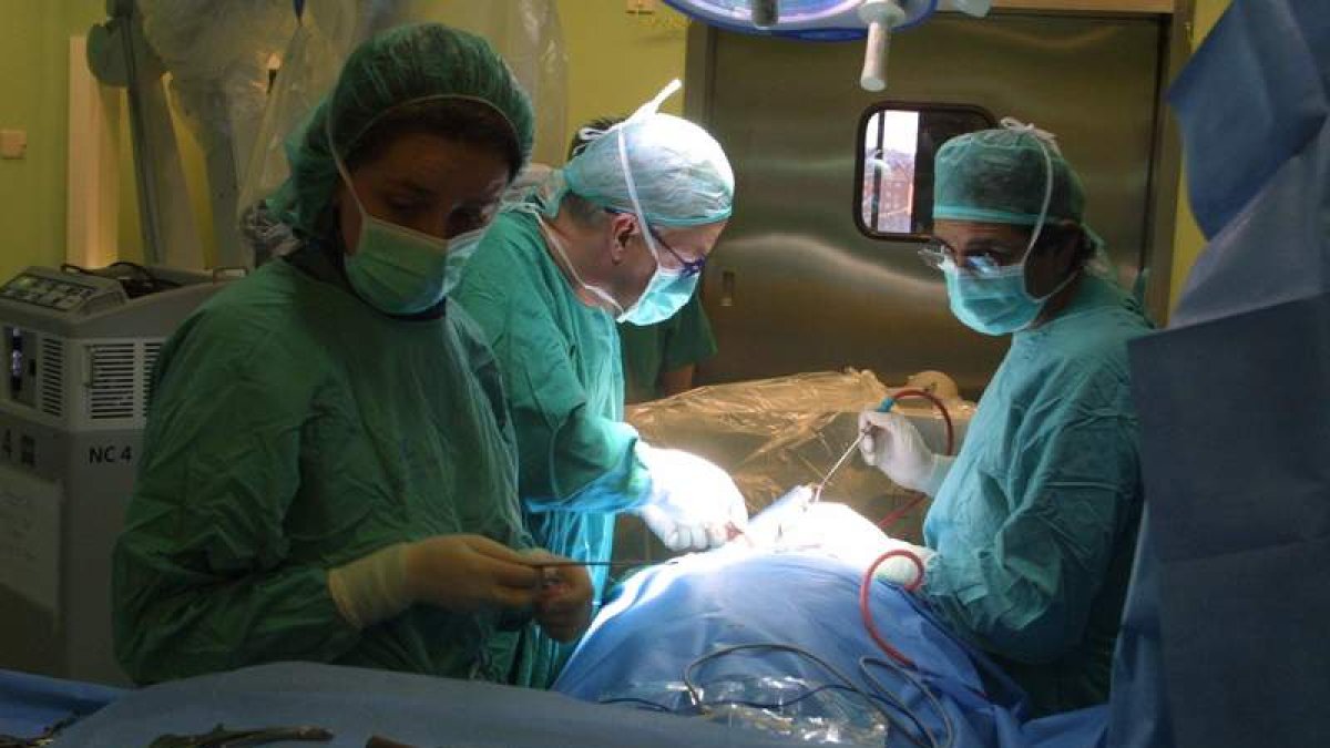 El Hospital de León dispone de cien médicos para realizar cirugías en los quirófanos. DL