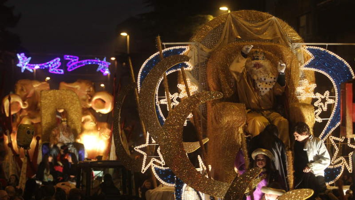 Las carrozas de Melchor y Gaspar, durante el transcurso de la cabalgata ayer en las calles de Ponferrada.